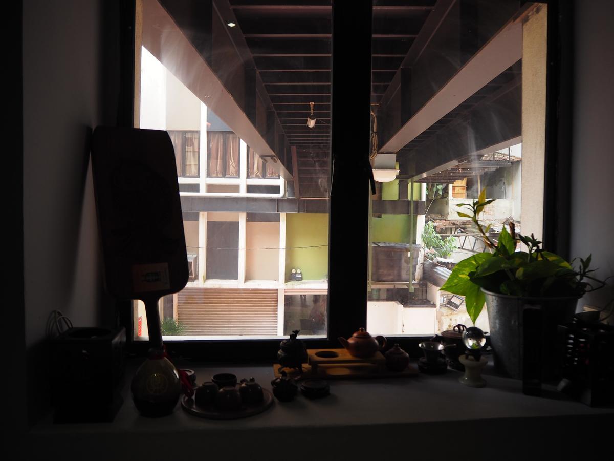 Leo Backpackers @ Market *