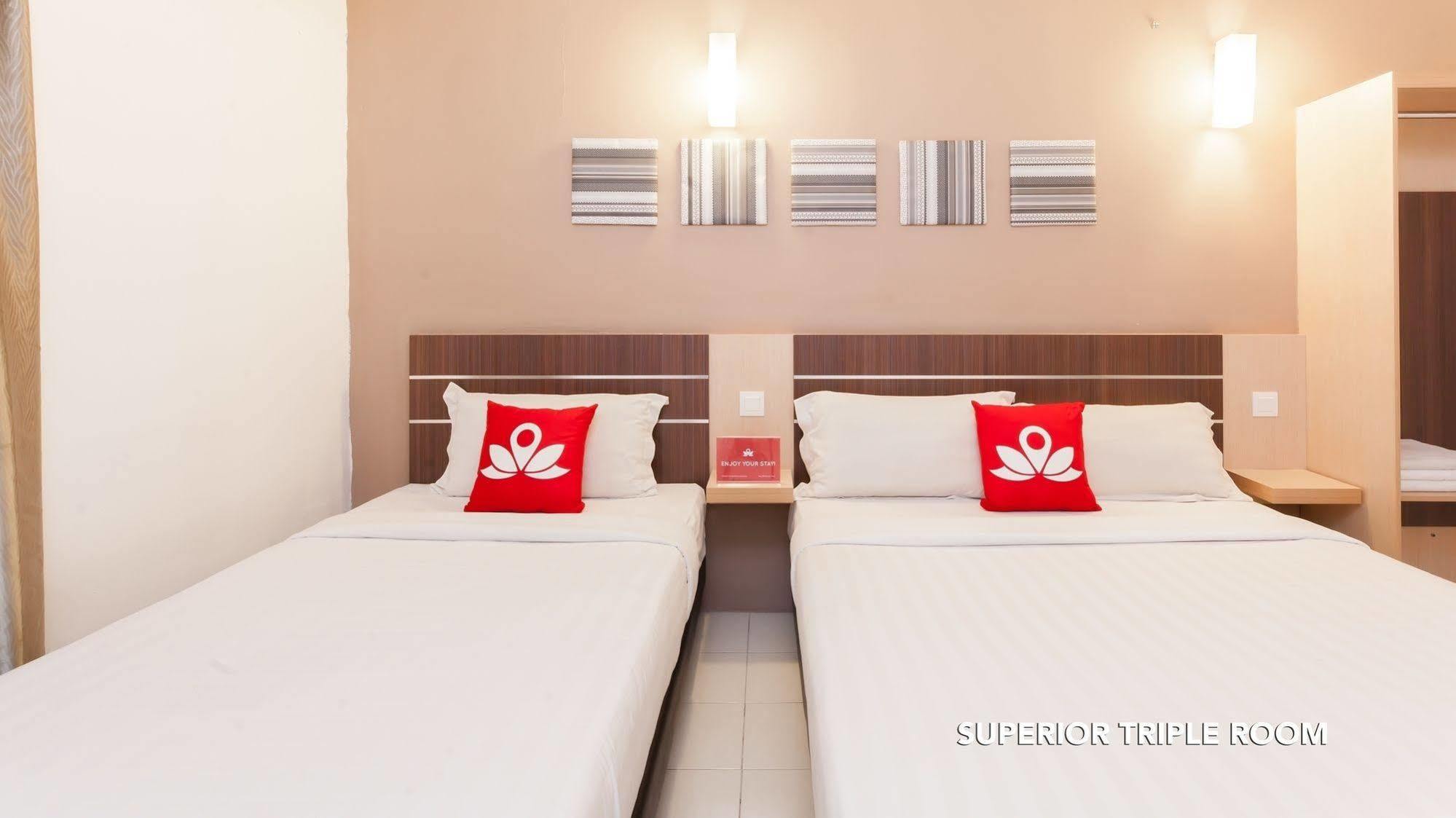 Hotel Oyo 182 Simms Grand 2*