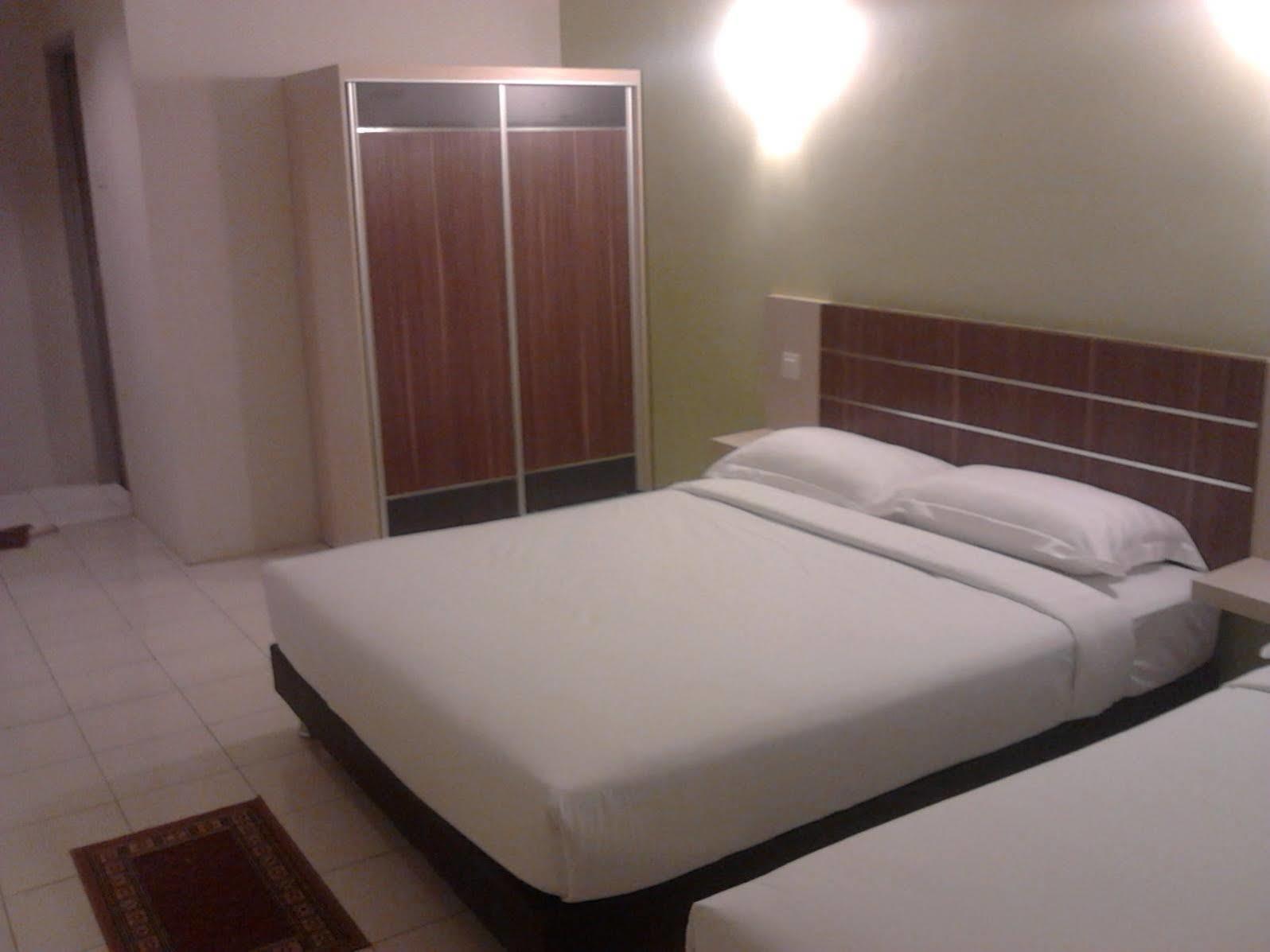 Oyo 182 Simms Grand Hotel 2*