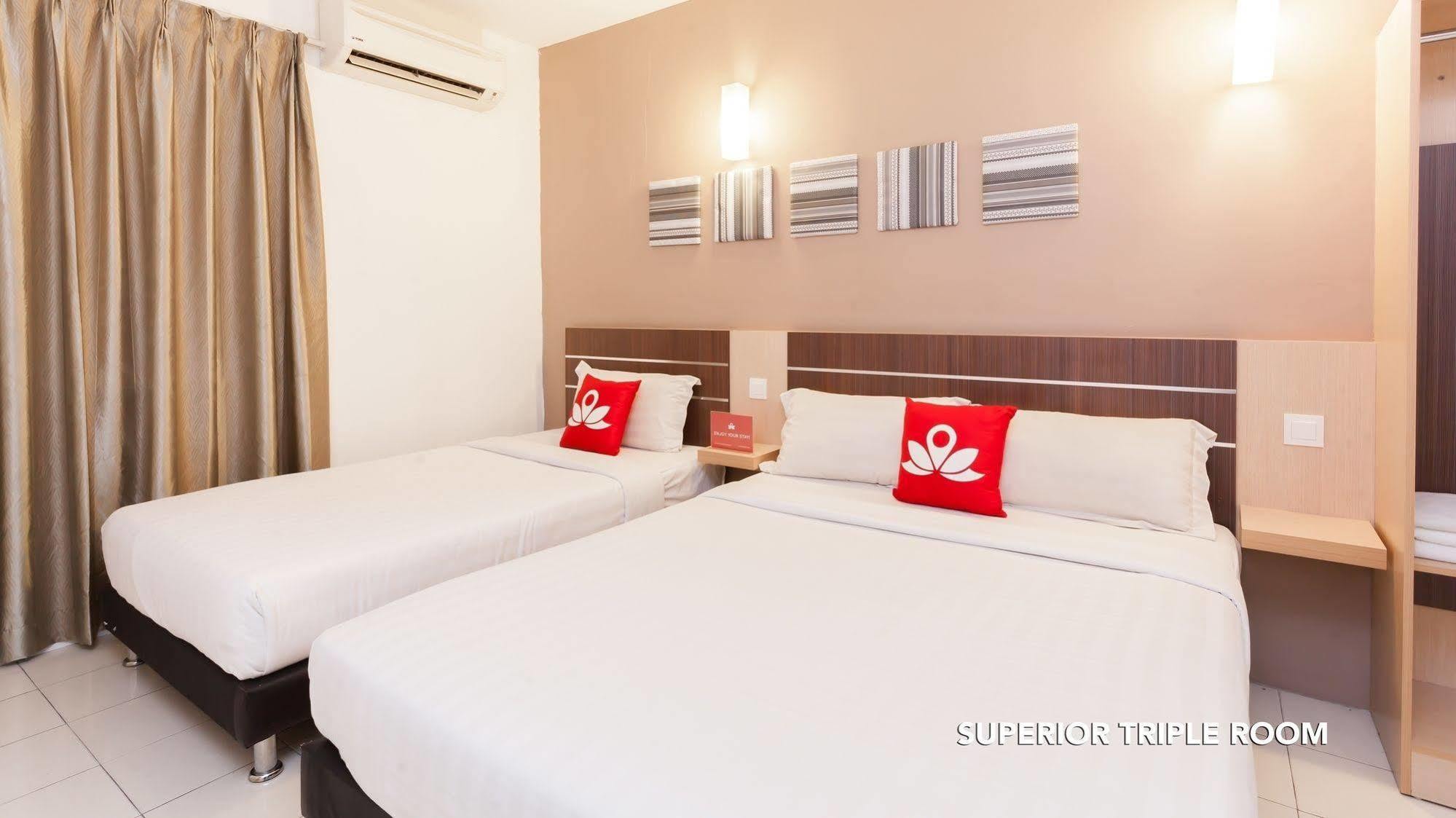 Hotel Oyo 182 Simms Grand 2*