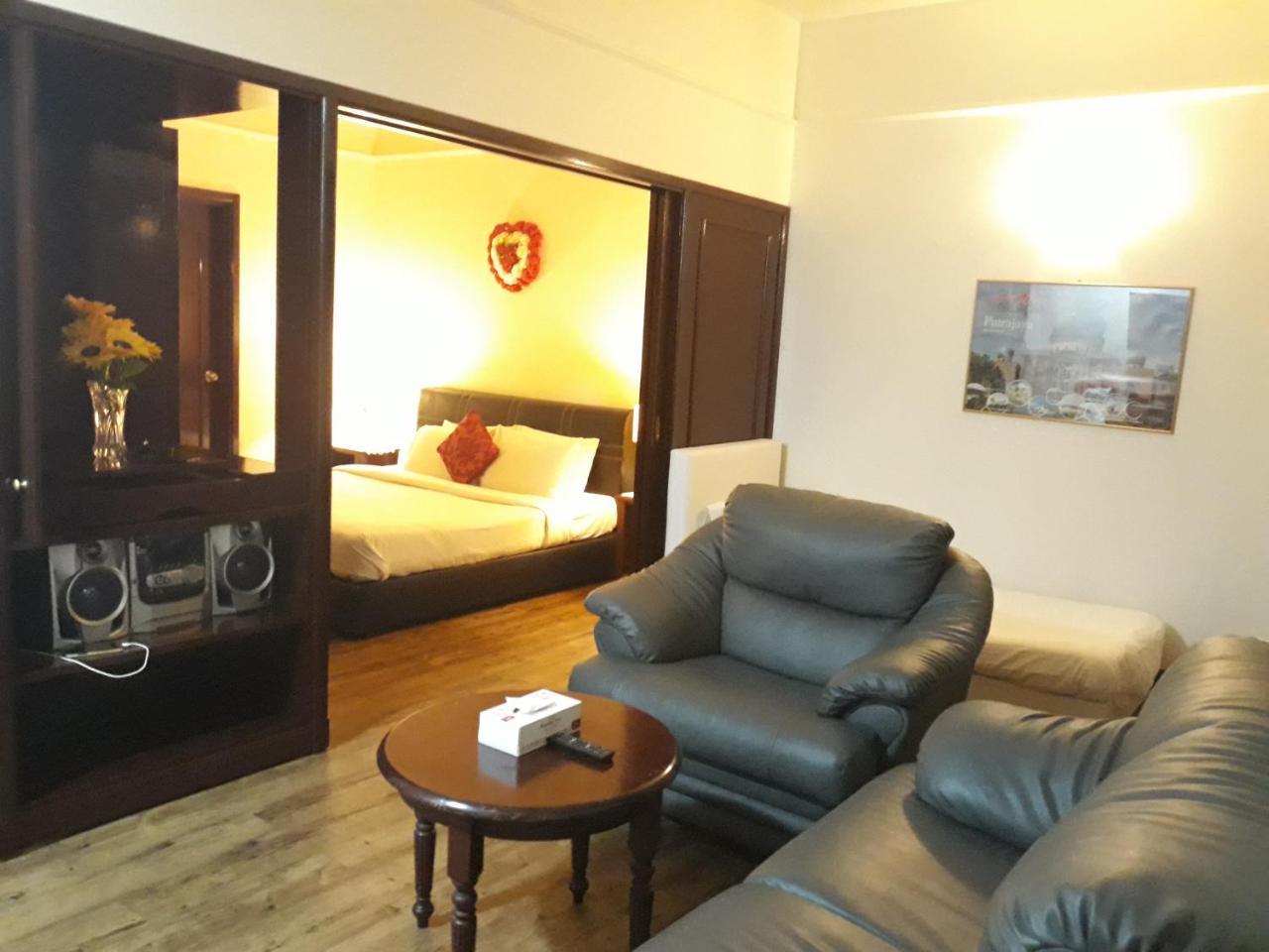 Kl Crystal At Times Square Apartemen *