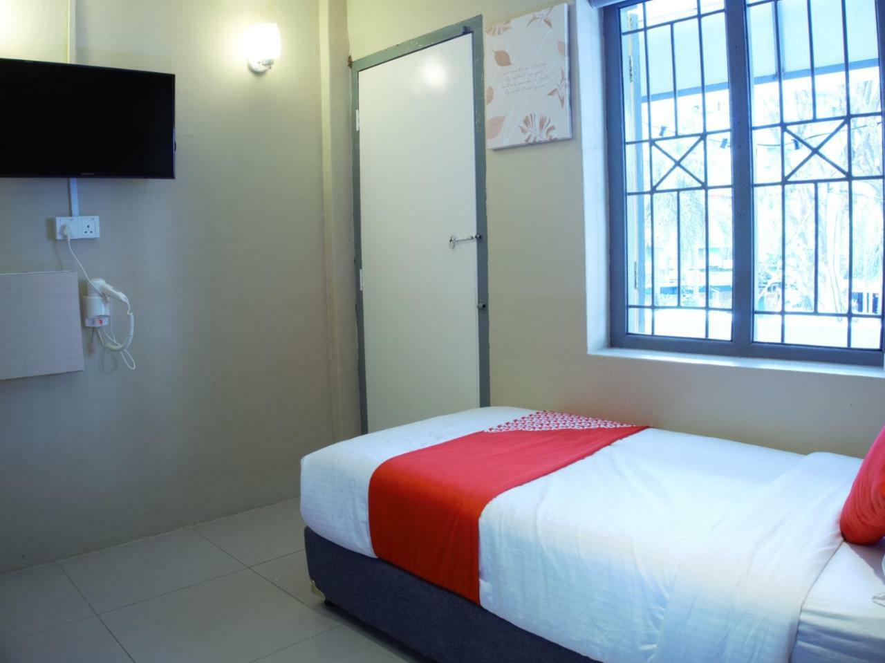 Oyo 90121 Summer House Bed & Cafe Hotel