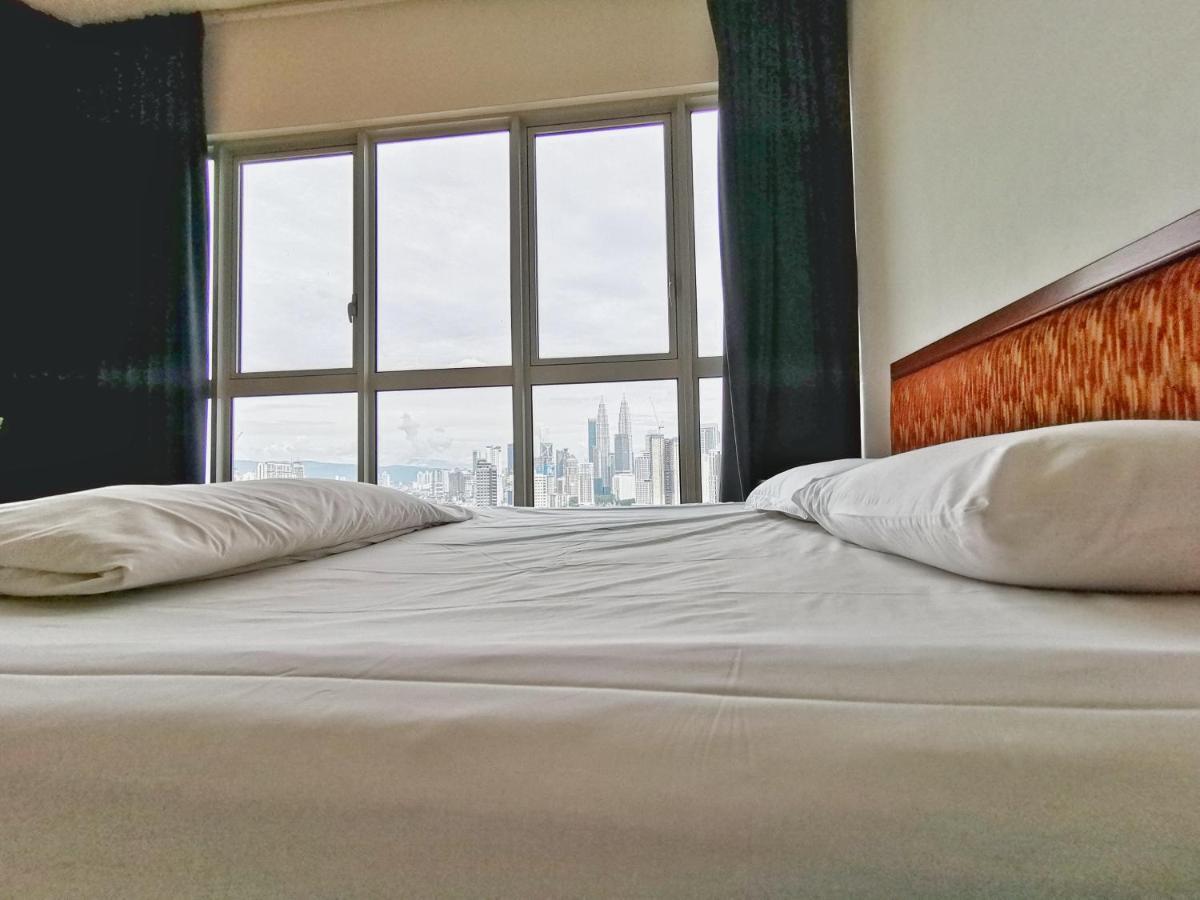 Sky Society Free Communal Dinner & Drink Activity Starts 7pm Everyday Hostel Kuala Lumpur