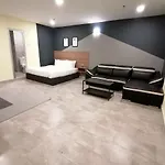 Kiara Inn By Kl Suites