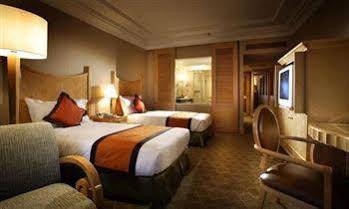 Crowne Plaza Mutiara 5*