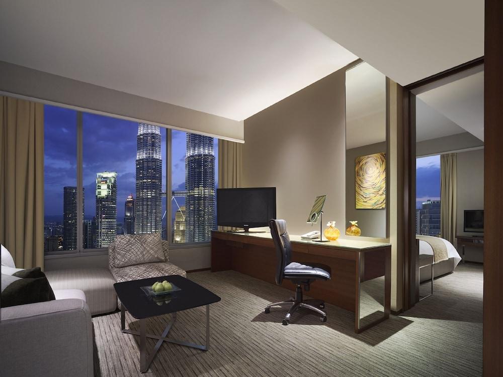 Traders Hotel, Hotel 5*