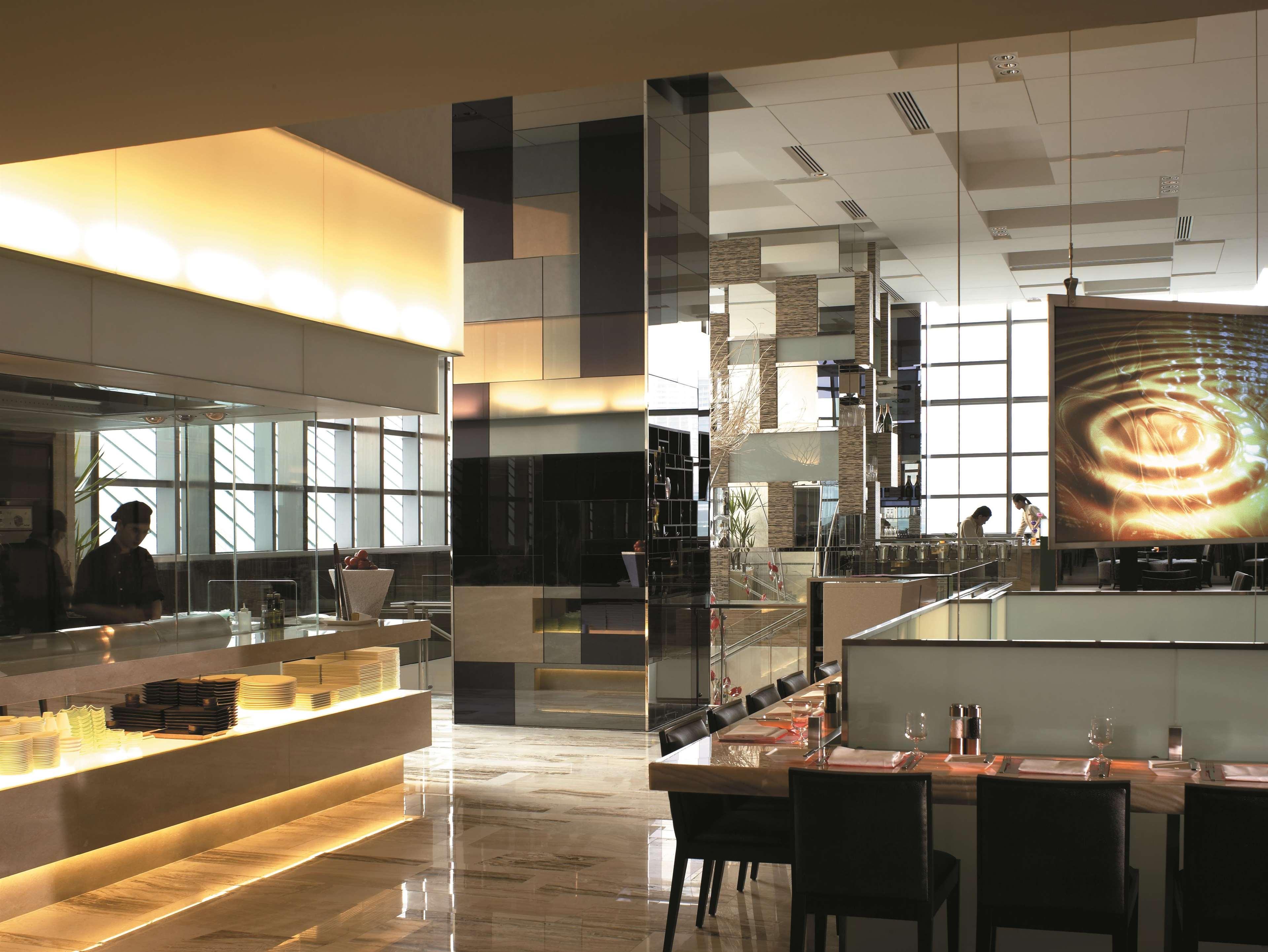 Traders Hotel, Hotel 5*