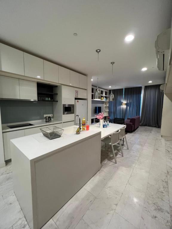At Platinum Klcc Apartment