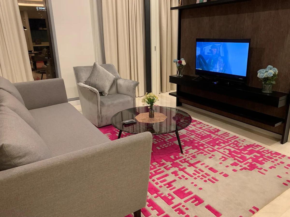 Two Bedroom Klcc With Rooftop Pool And View * Kuala Lumpur
