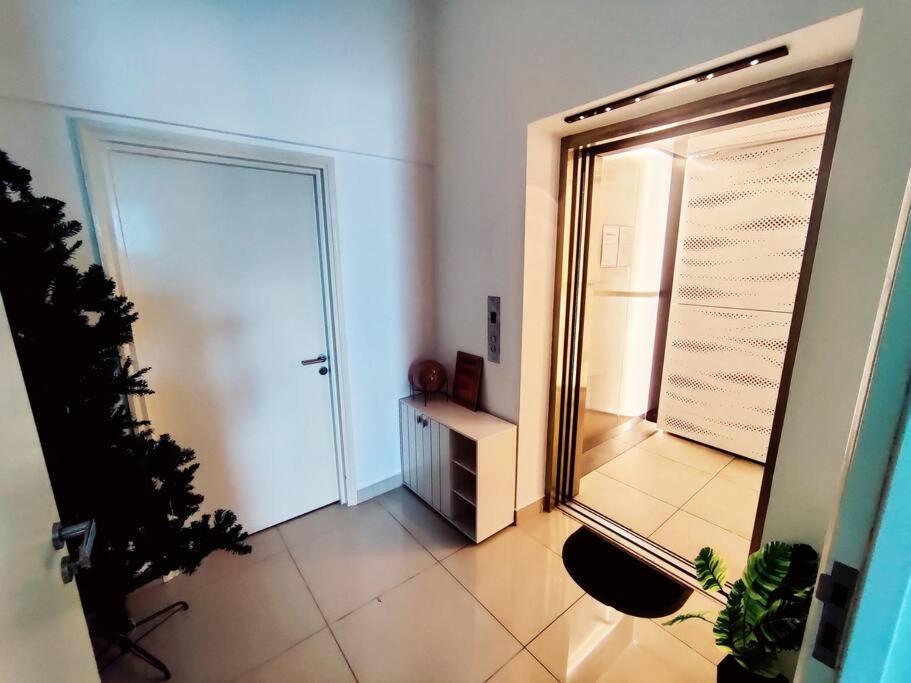 Private Lift With Kl View Netflix 500mbps Internet Cozy Space And Privacy 1bedroom 2 Beds 1 Bathroom * Kuala Lumpur