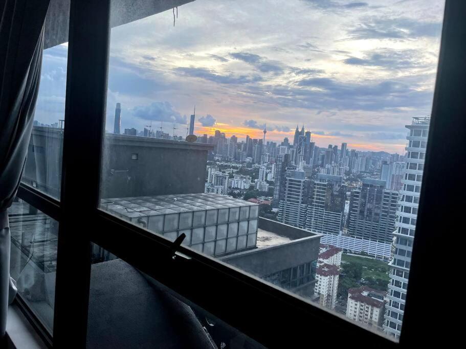 Pangsapuri Private Lift With Kl View Netflix 500mbps Internet Cozy Space And Privacy 1bedroom 2 Beds 1 Bathroom