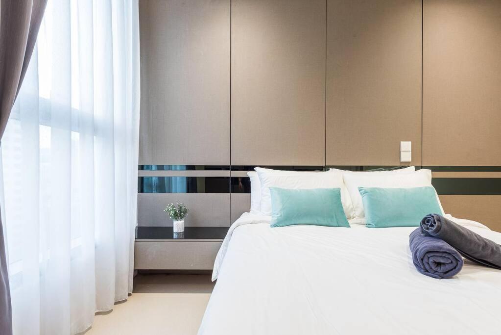 Arcoris Mont Kiara 12# Deluxe 2 Bedroom # Coner With Balcony #1-4pax Kuala Lumpur