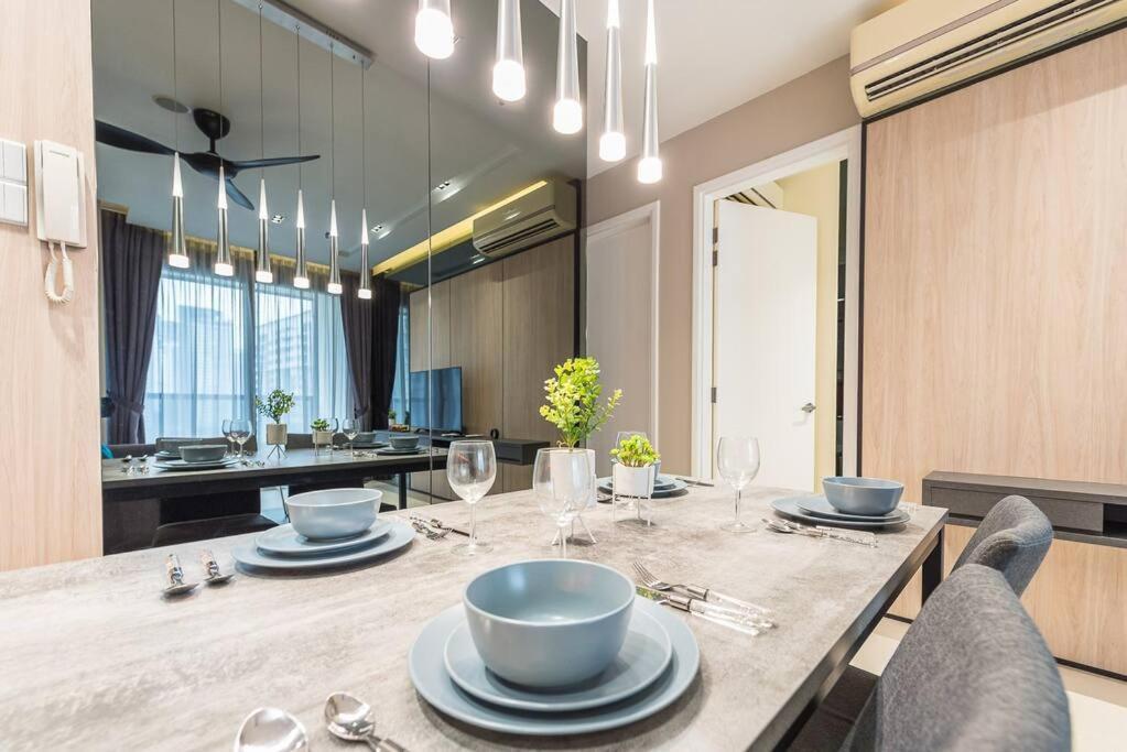 Pangsapuri Arcoris Mont Kiara 12# Deluxe 2 Bedroom # Coner With Balcony #1-4pax