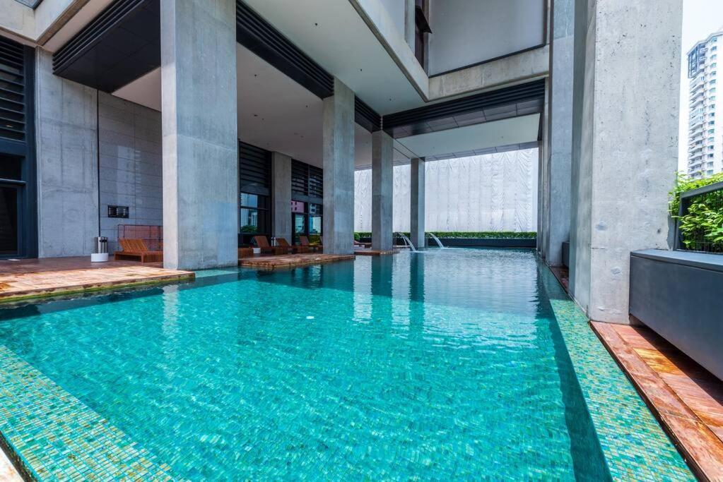 Pangsapuri Arcoris Mont Kiara 12# Deluxe 2 Bedroom # Coner With Balcony #1-4pax *