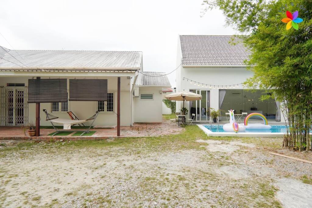 30p White House Retreat - Pool & Event Hall Villa