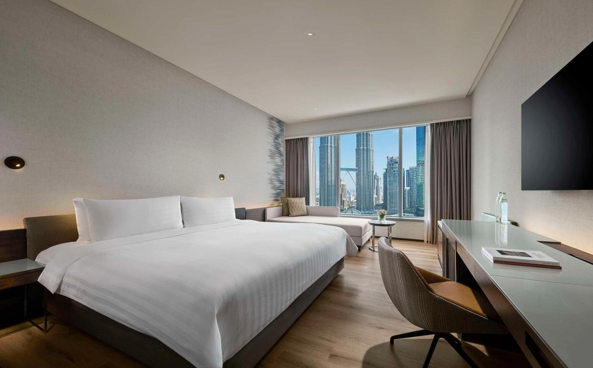 Traders Hotel, Hotel 5*