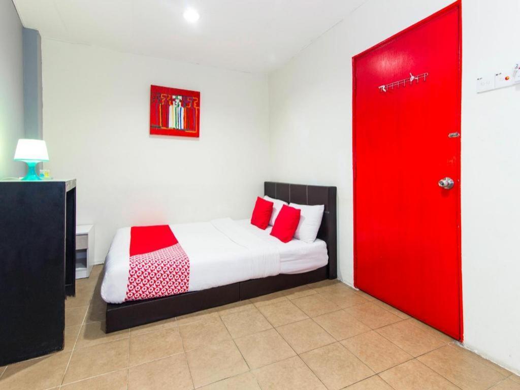 Oyo 304 Zero Hour Hotel