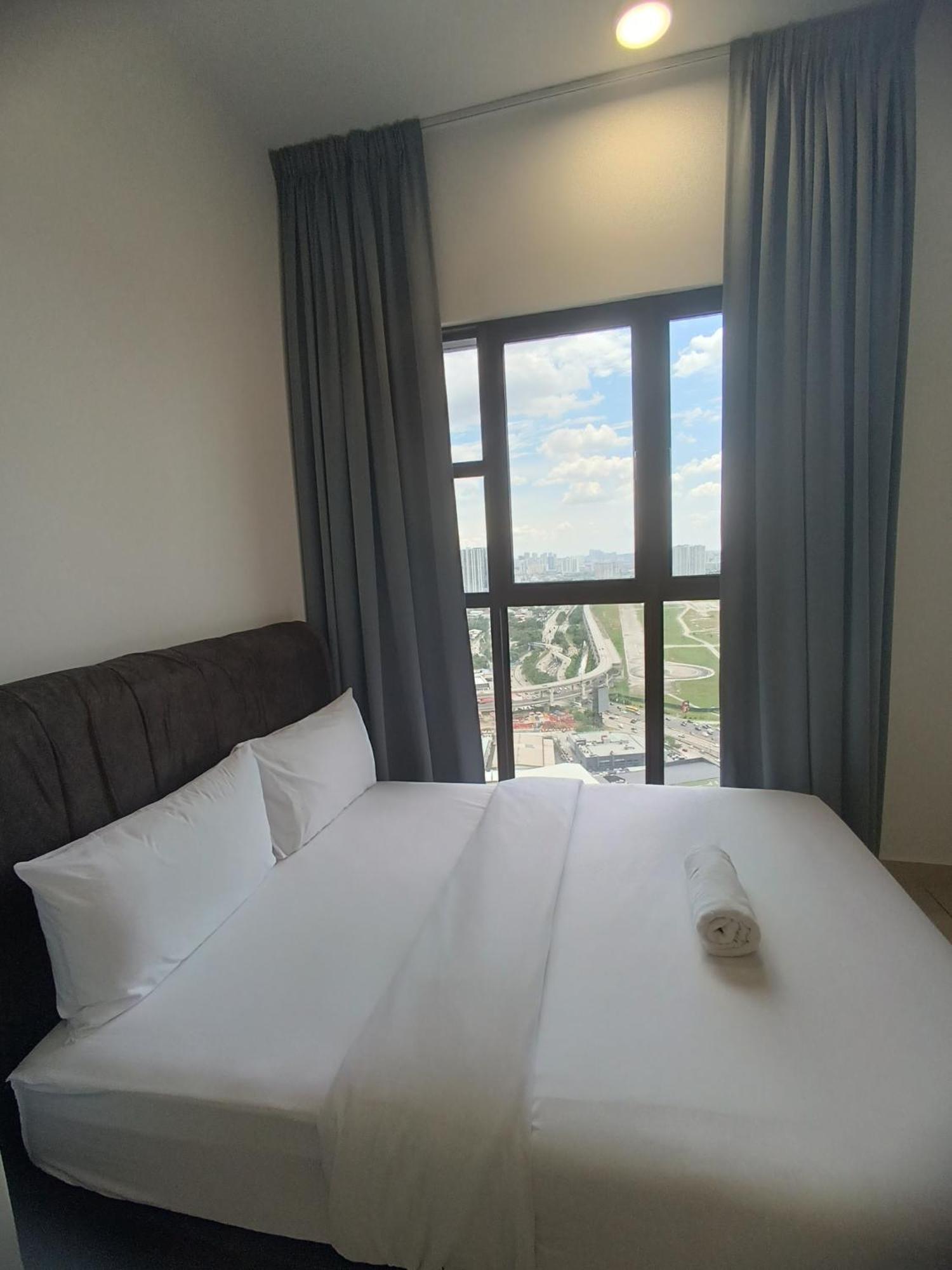 Trion By Azure Apartment