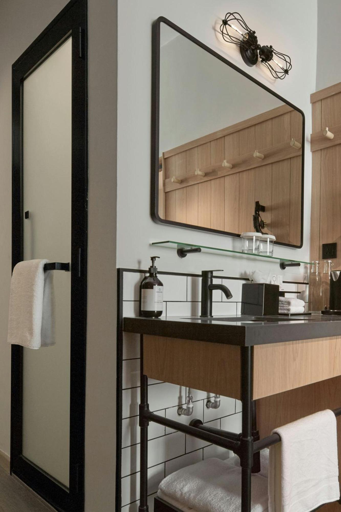 Moxy Chinatown 4*