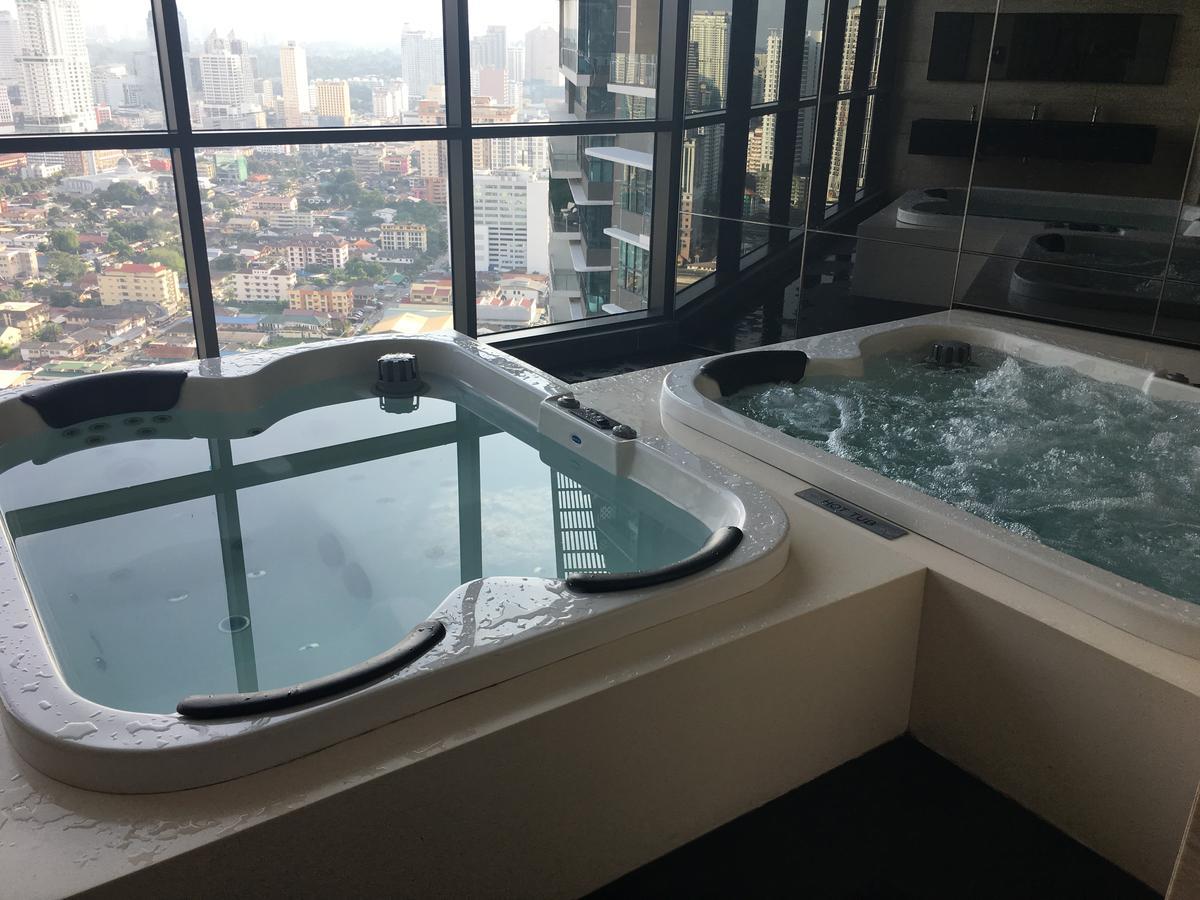 #332 Big Balcony With Stunning Twin Tower View ! Apartment *